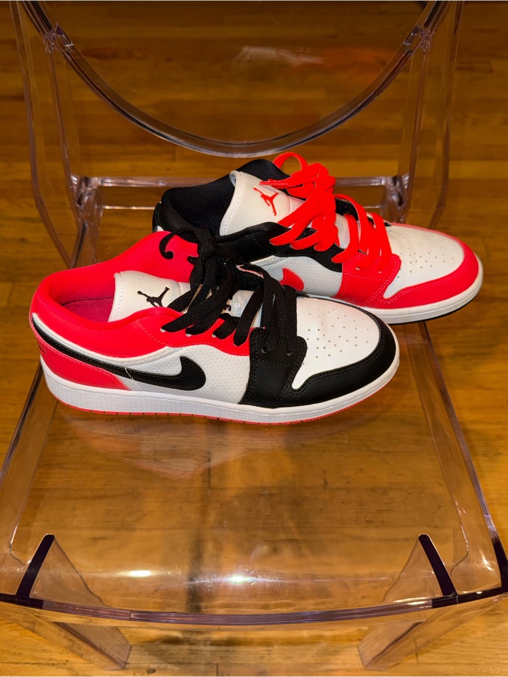 Kids Athletic Sneakers in White, Black & Red size 5.5Y